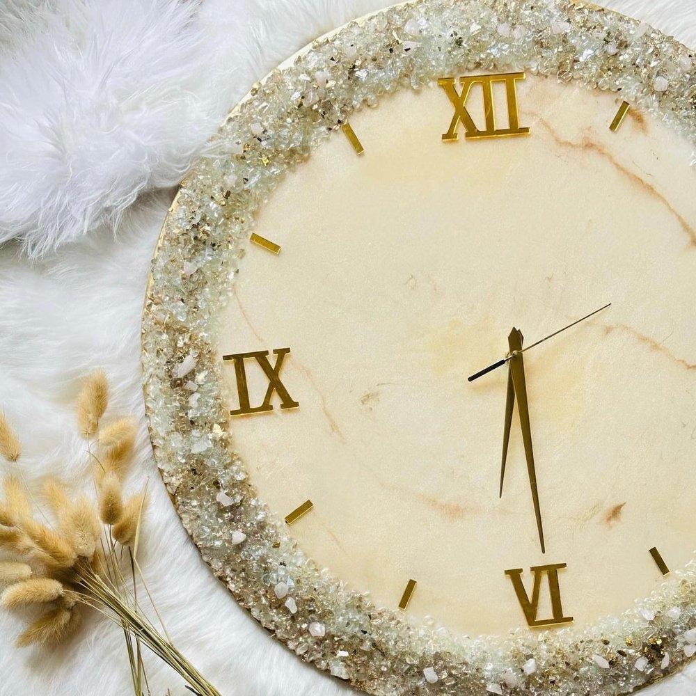 "Top view of a geode-themed resin clock with vibrant colors and crystalline details, displayed on a soft fur surface."